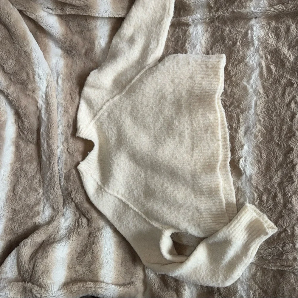American eagle Cream Sweater with Bow Detail - Picture 8 of 8